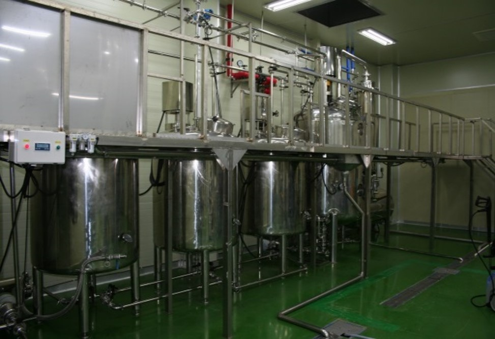Automated Liquid Fertilizer Production Line / 최신 자동화 설비를 통해 고품질 비료를 생산하는 농부애의 제조 라인입니다.